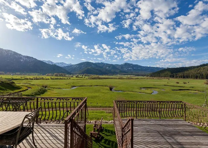 Charming Vacation For Large Groups Near Yellowstone National Park, Wyoming *